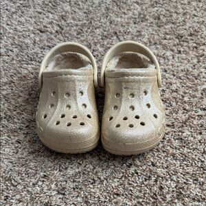 TODDLER GOLD SPARKLY FUR LINED CROCS